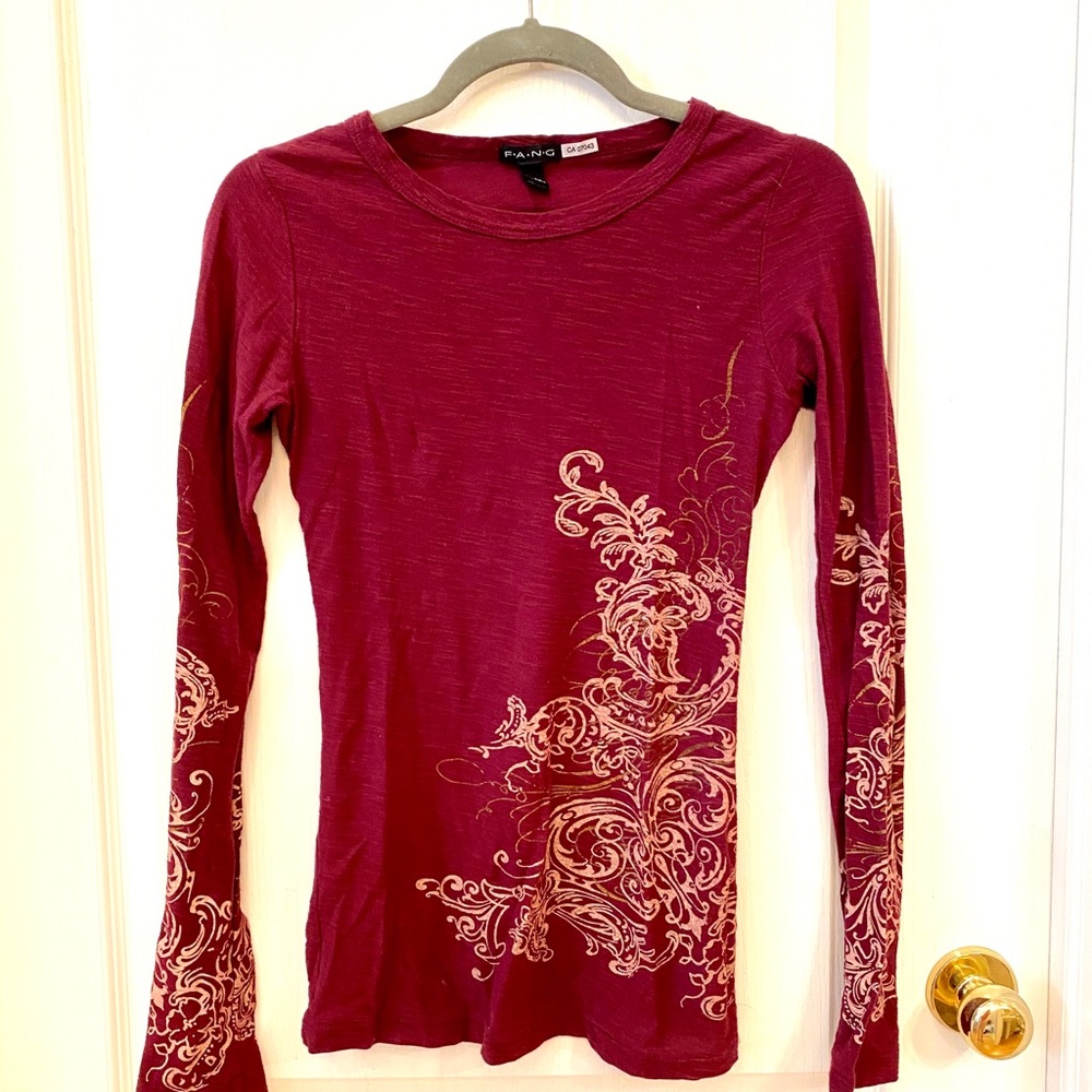 Tee shirt with design. Dark red Color